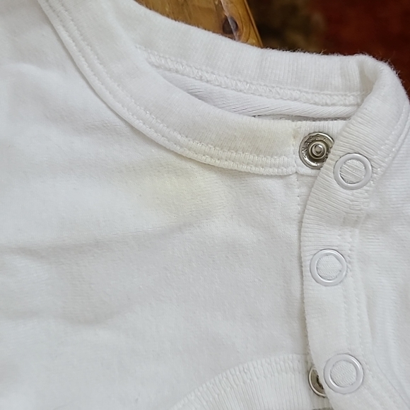 (4) Bodysuits 6m - Picture 3 of 8